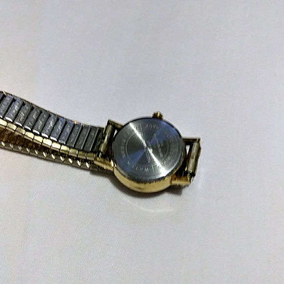🛑 SOLD 🛑 Liz Claiborne gold ladies watch - Picture 3 of 5